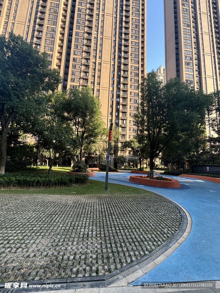 城市小区景观道路与高楼