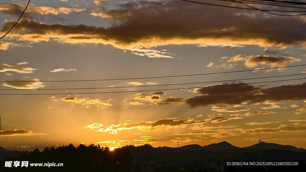 夕阳下的绚烂天空
