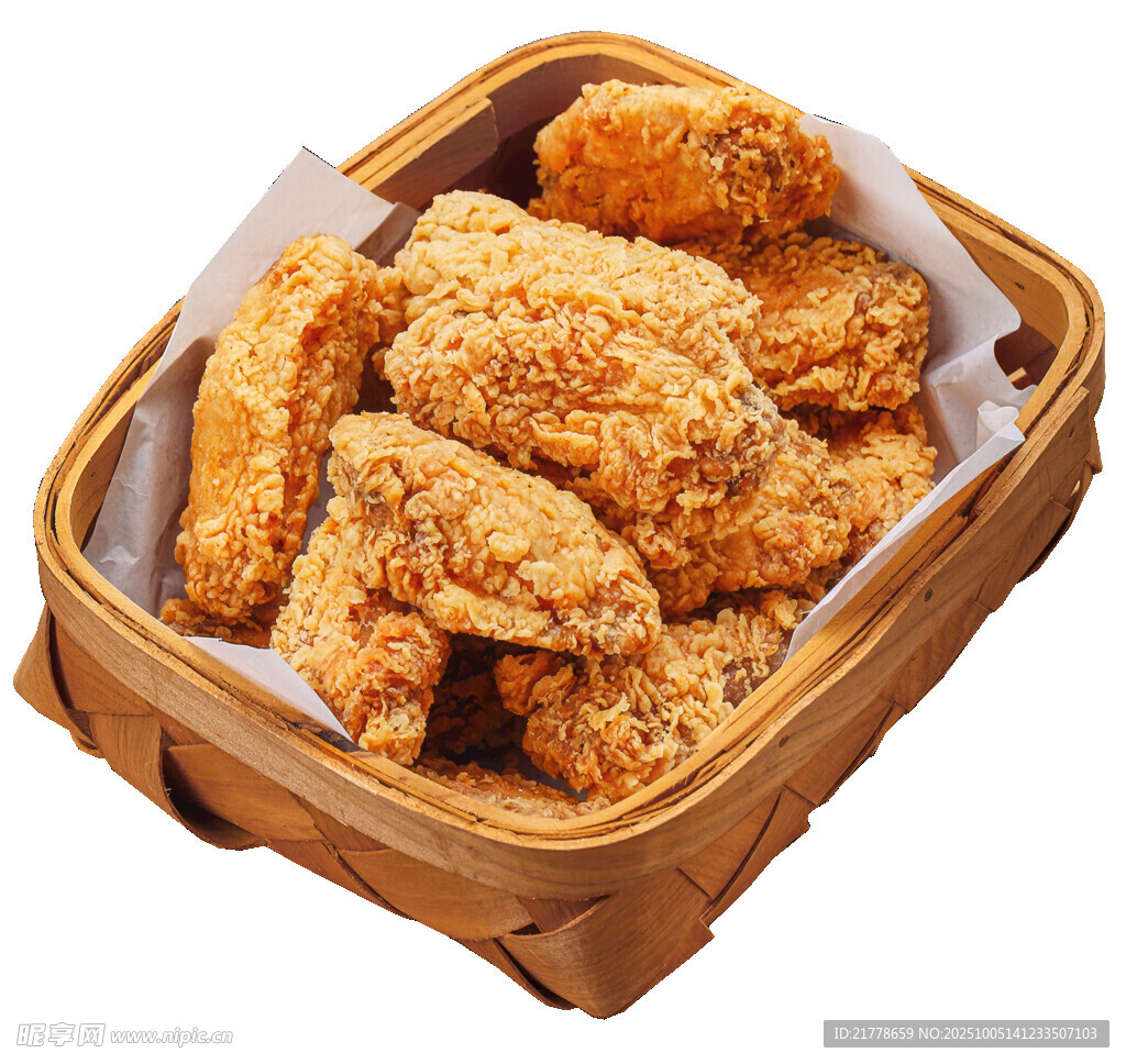 竹篮里的美味香酥炸鸡翅