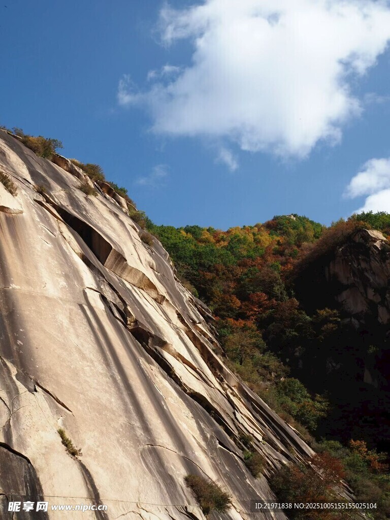 巍峨山石与多彩山林景观