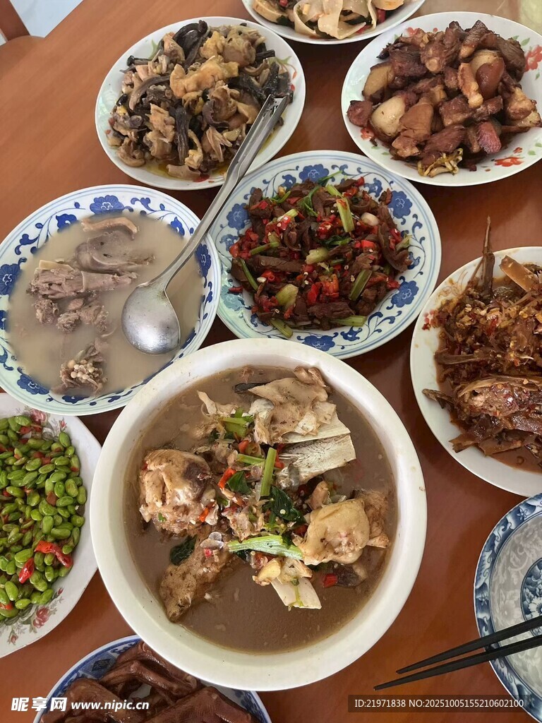 丰盛中式菜肴摆满一桌