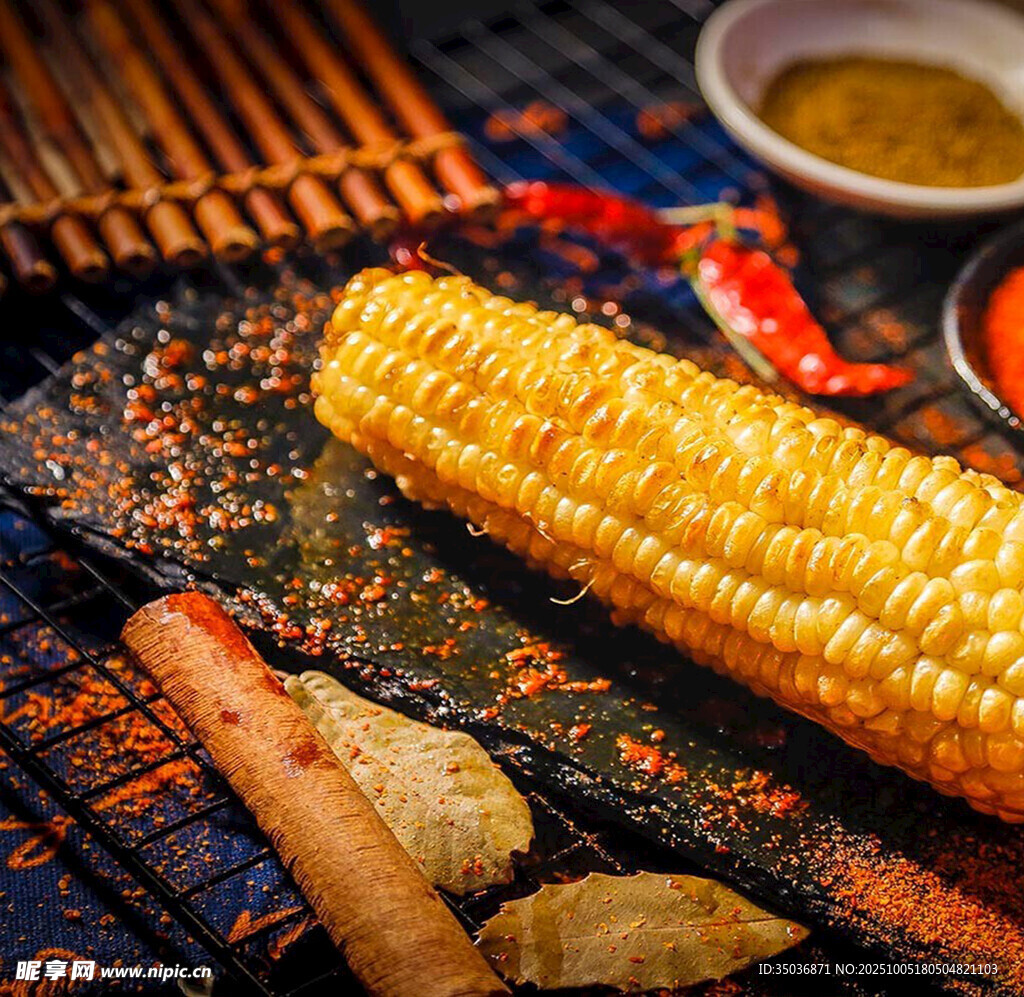 烤玉米与多样佐料的美味组合