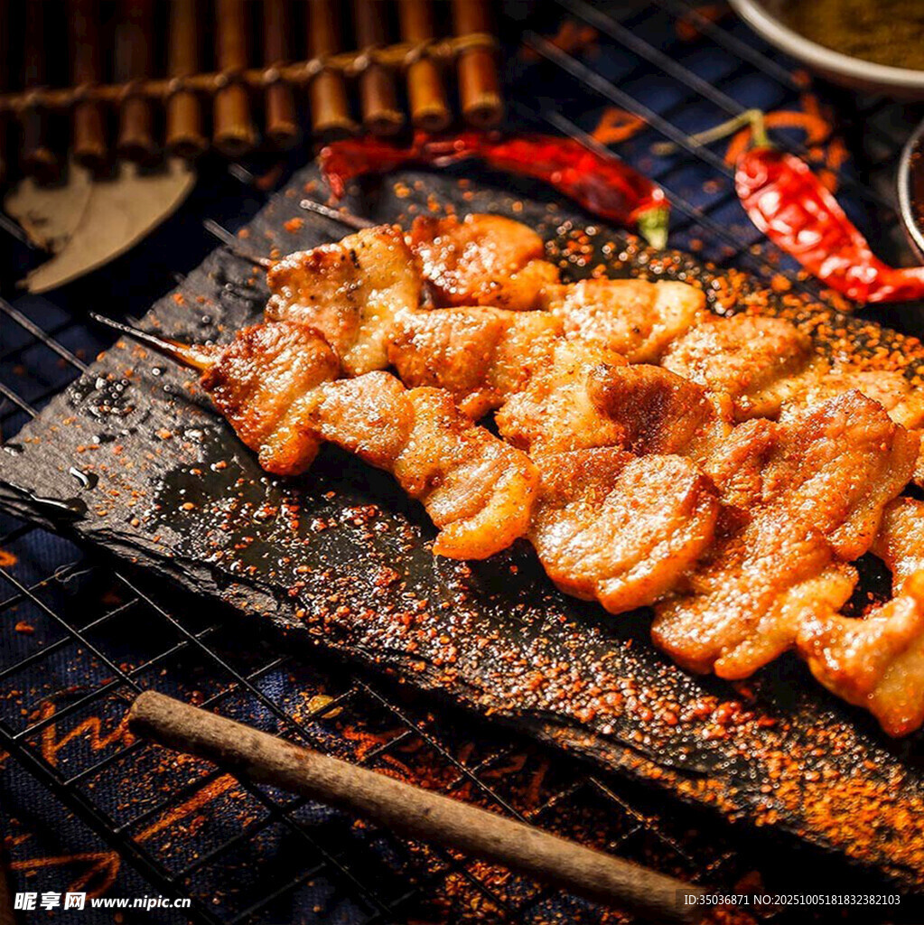 石板烤制的美味鸡肉串