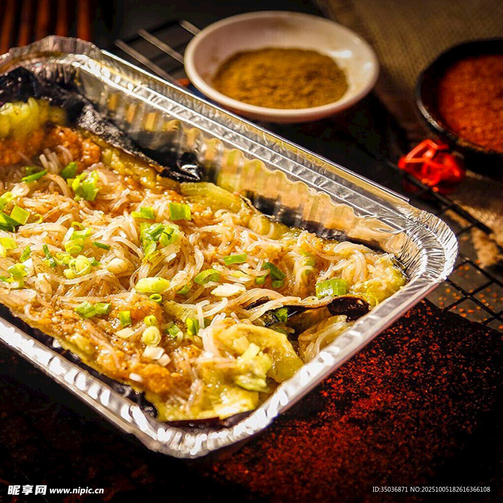 锡纸盘美味菜肴待品尝