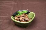 绿色碗中的美味肉食料理