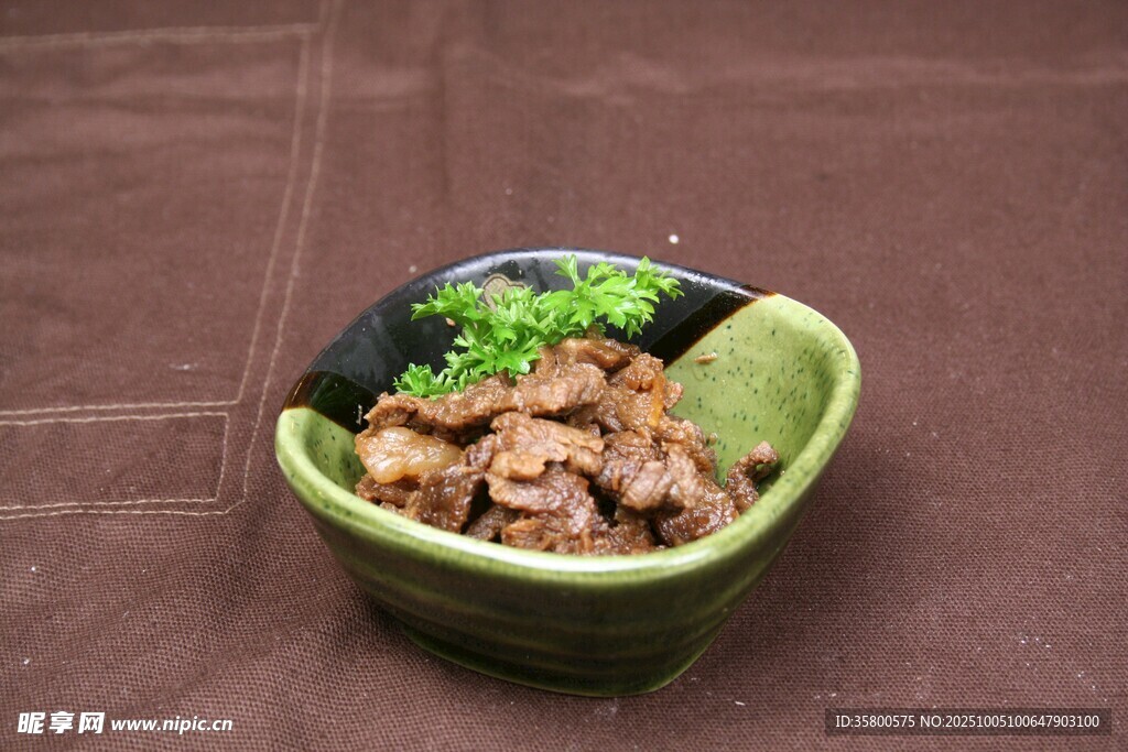 绿色碗中的美味肉食料理
