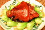 红烧肘子配青菜