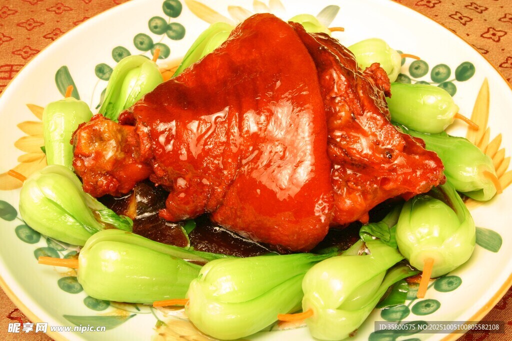 红烧肘子配青菜
