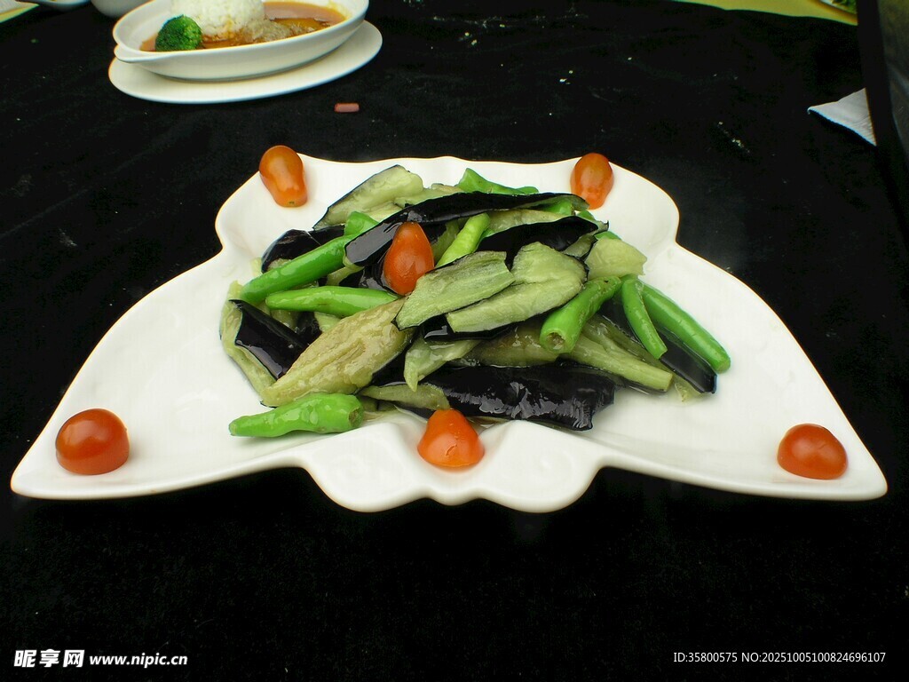 创意摆盘的蔬菜佳肴