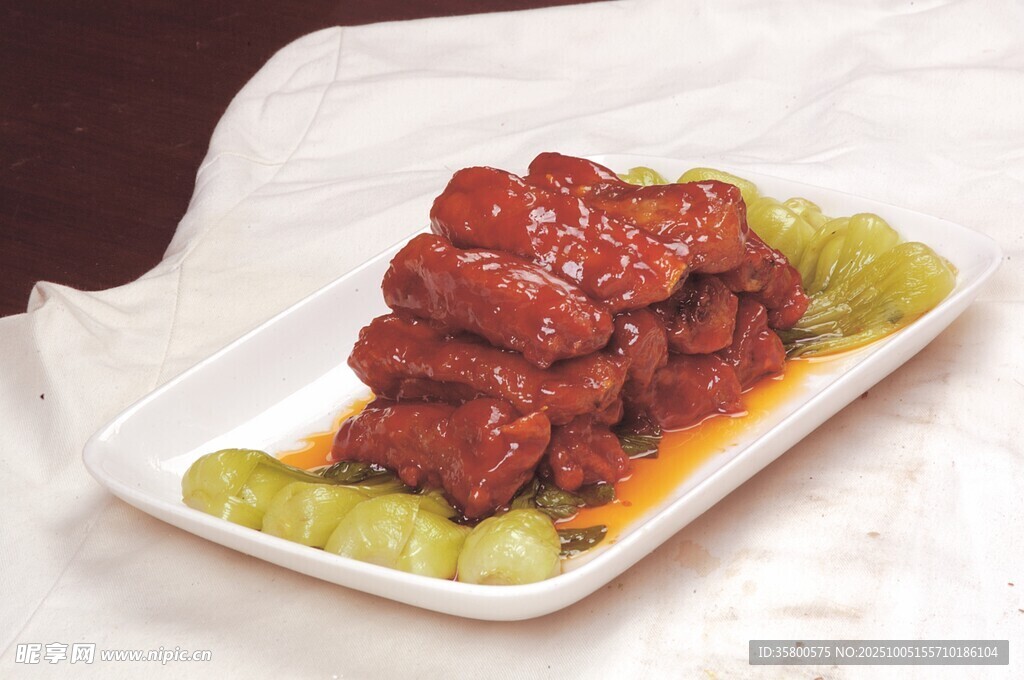 美味红烧排骨配翠绿黄瓜