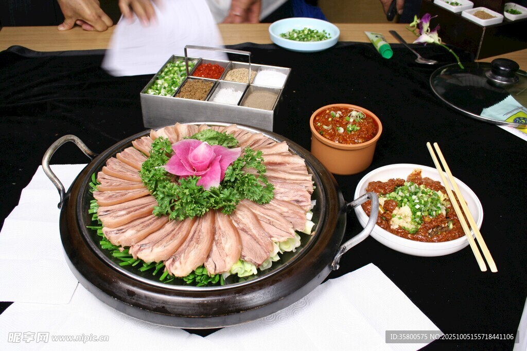 精美摆盘的丰盛肉片美食