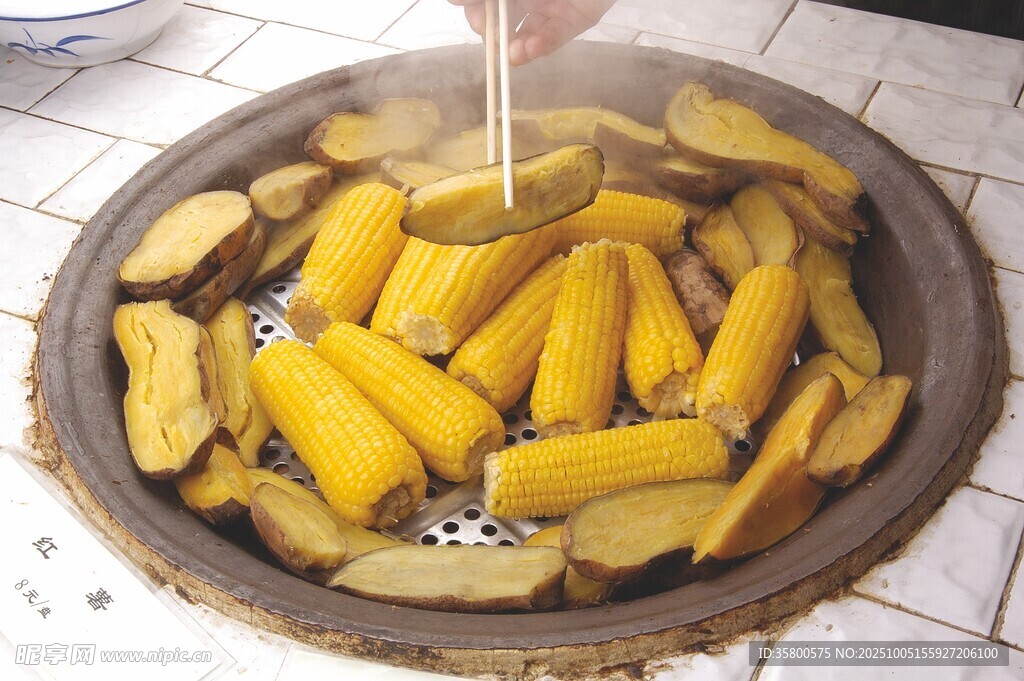 锅中煮着的新鲜玉米棒