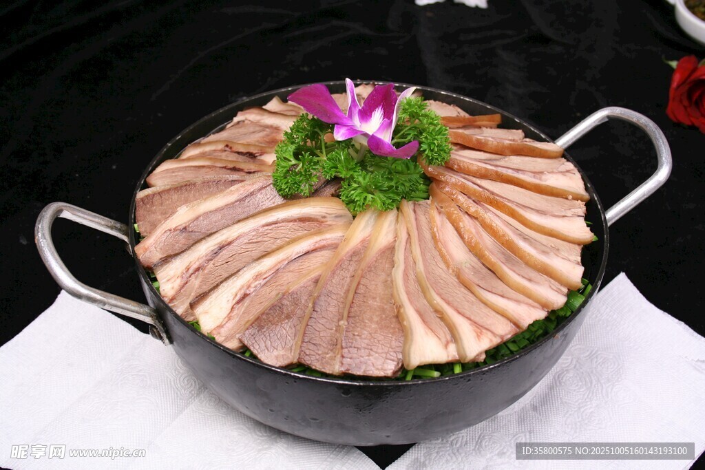 精美摆盘的特色肉片火锅