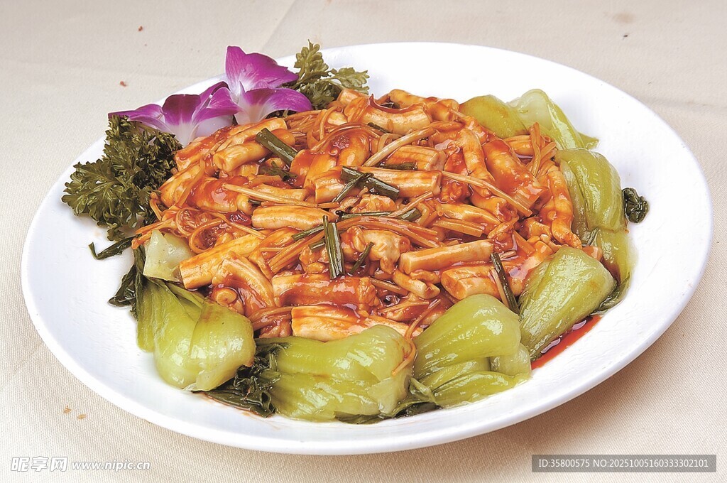 美味炒面配清爽蔬菜