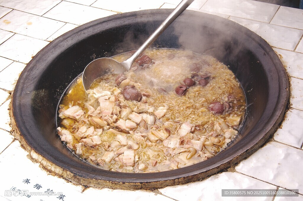 土灶砂锅炖煮美味食材