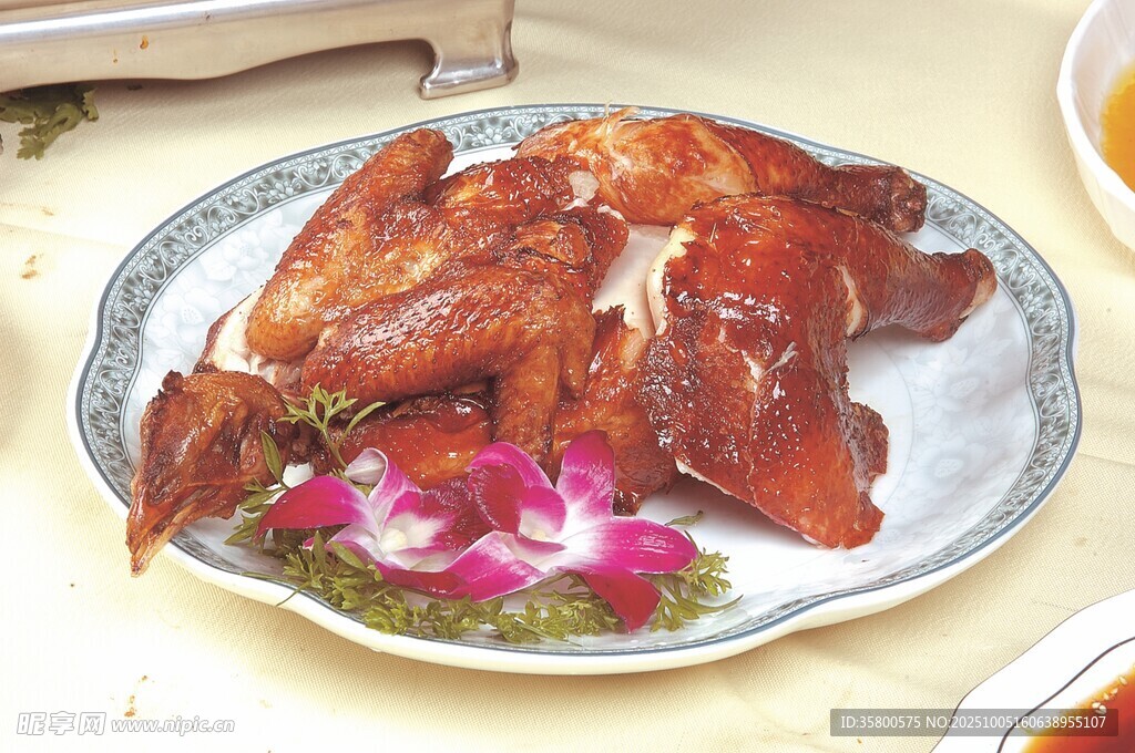 美味烤鸡摆盘精致诱人
