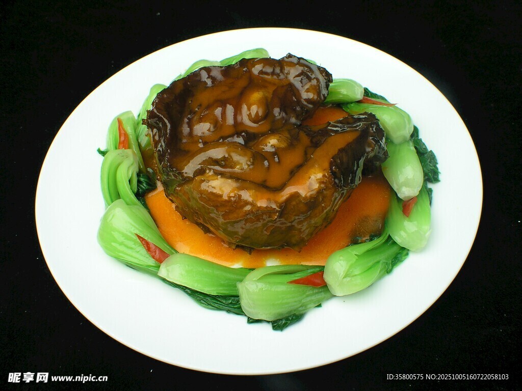 红烧肘子配青菜