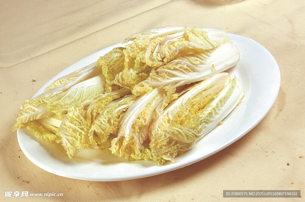 白盘上的鲜嫩娃娃菜