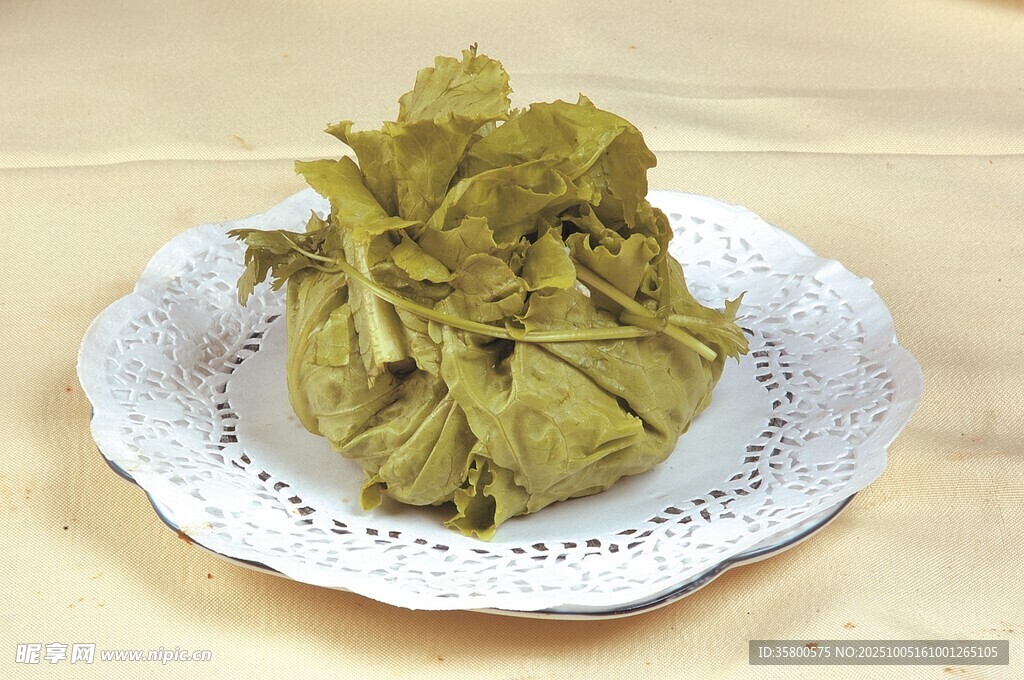 荷叶包裹美食置于白盘