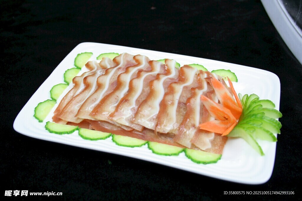 美味培根卷配黄瓜装饰