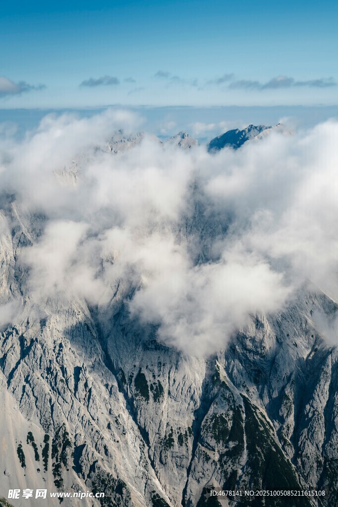 高空俯瞰壮丽雪山云海