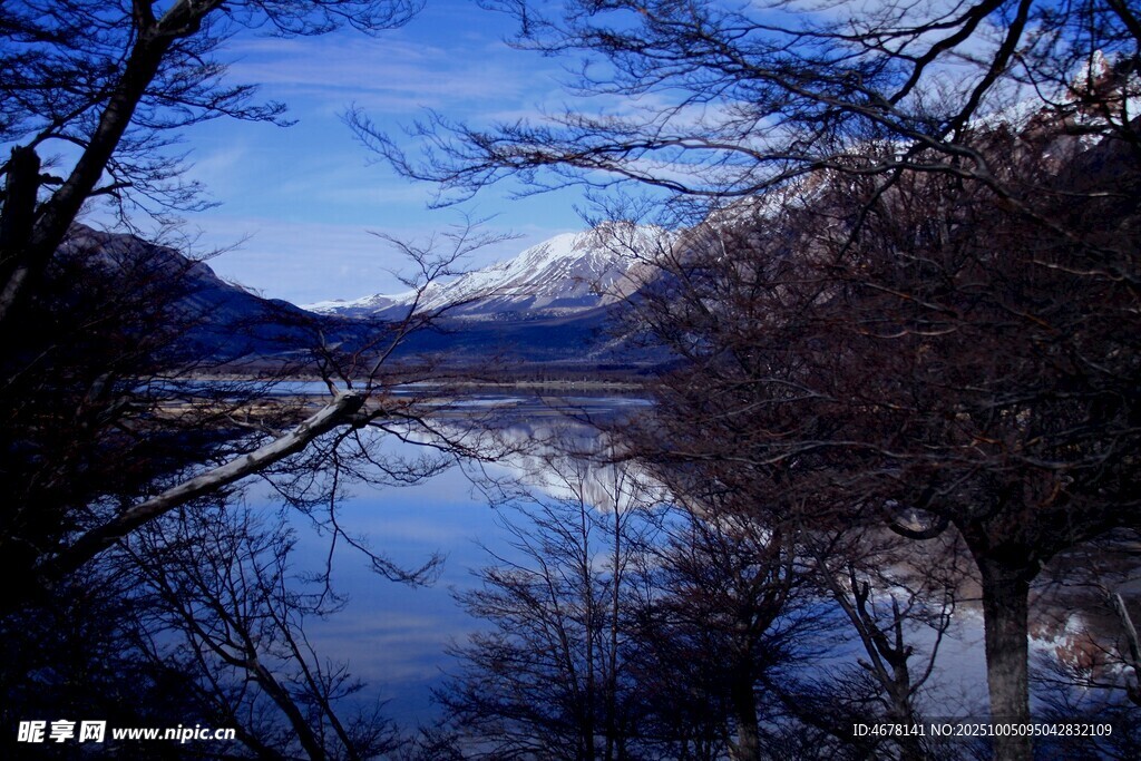 宁静湖畔雪山冬日美景