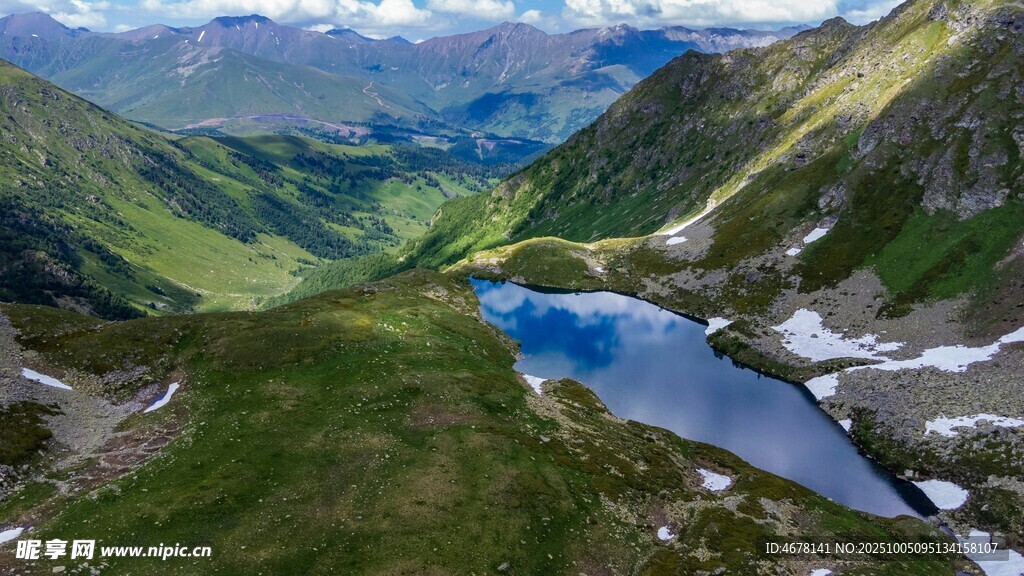 高山湖泊美景