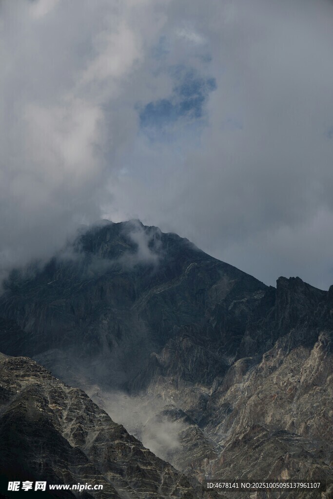 云雾缭绕的巍峨山峰