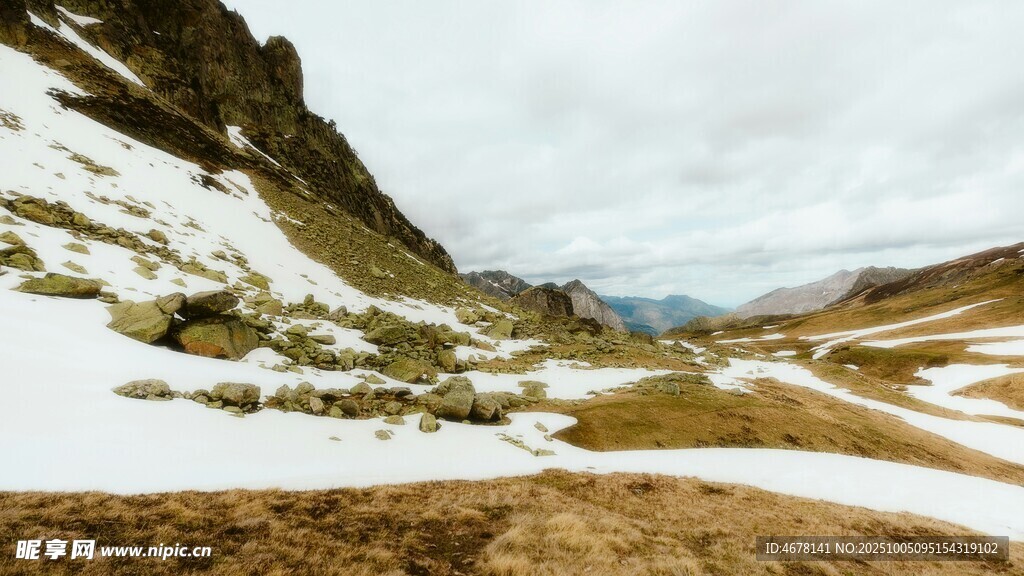 雪山山谷风光