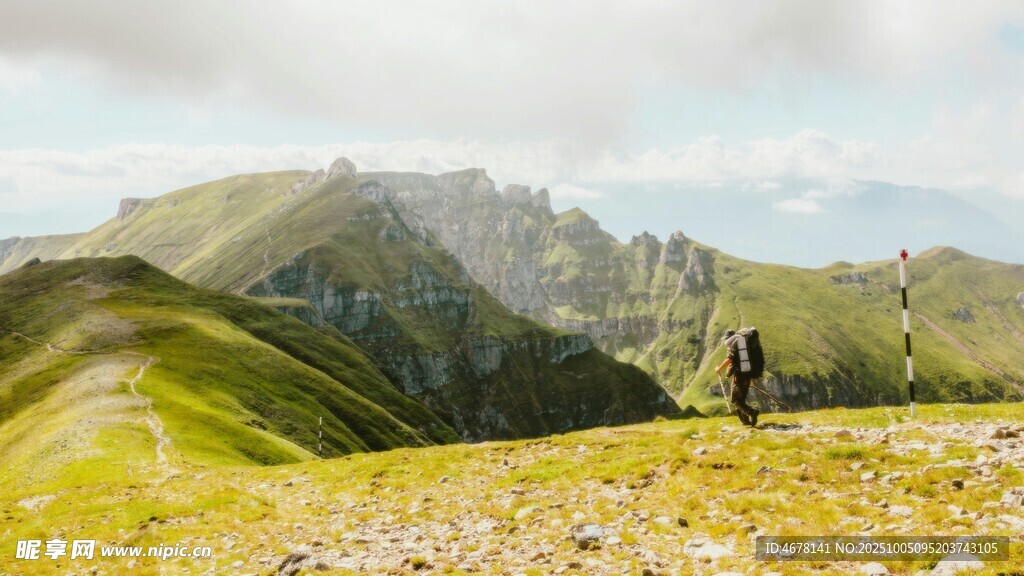 山间徒步者邂逅自然美景
