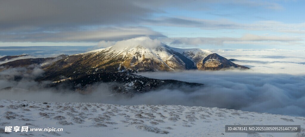 雪山云海壮丽自然景观