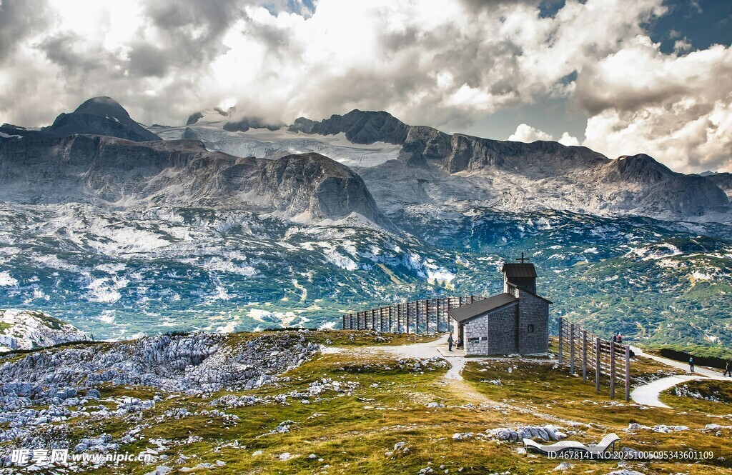 山间小屋壮丽自然之景