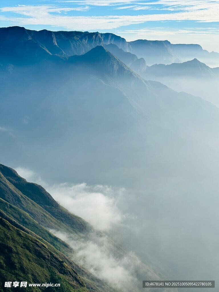云雾缭绕的壮丽山峦景色