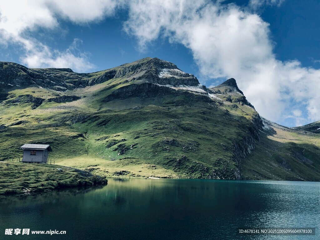 高山湖泊美景