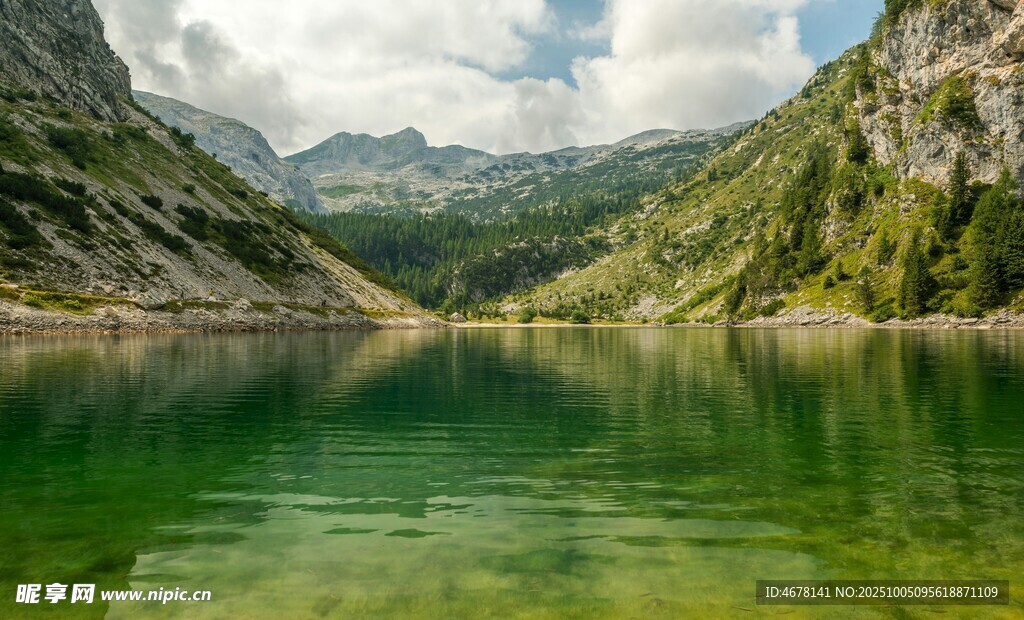 山间碧绿湖水美景