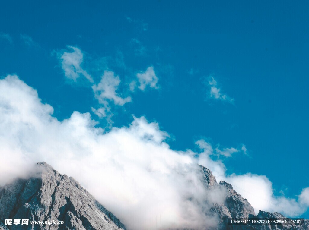 蓝天白云下的巍峨山峰