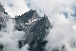 云雾缭绕的巍峨山峰