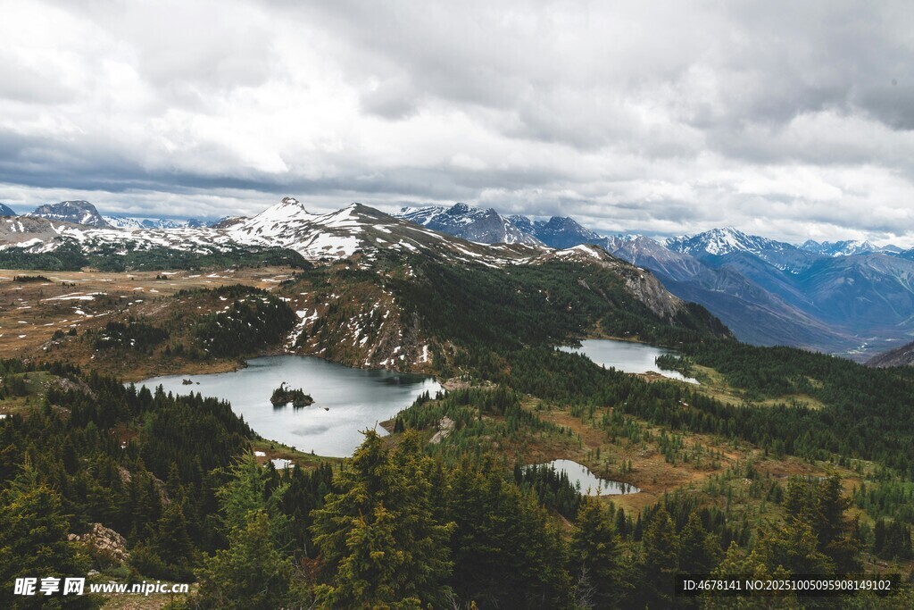 山间湖泊美景