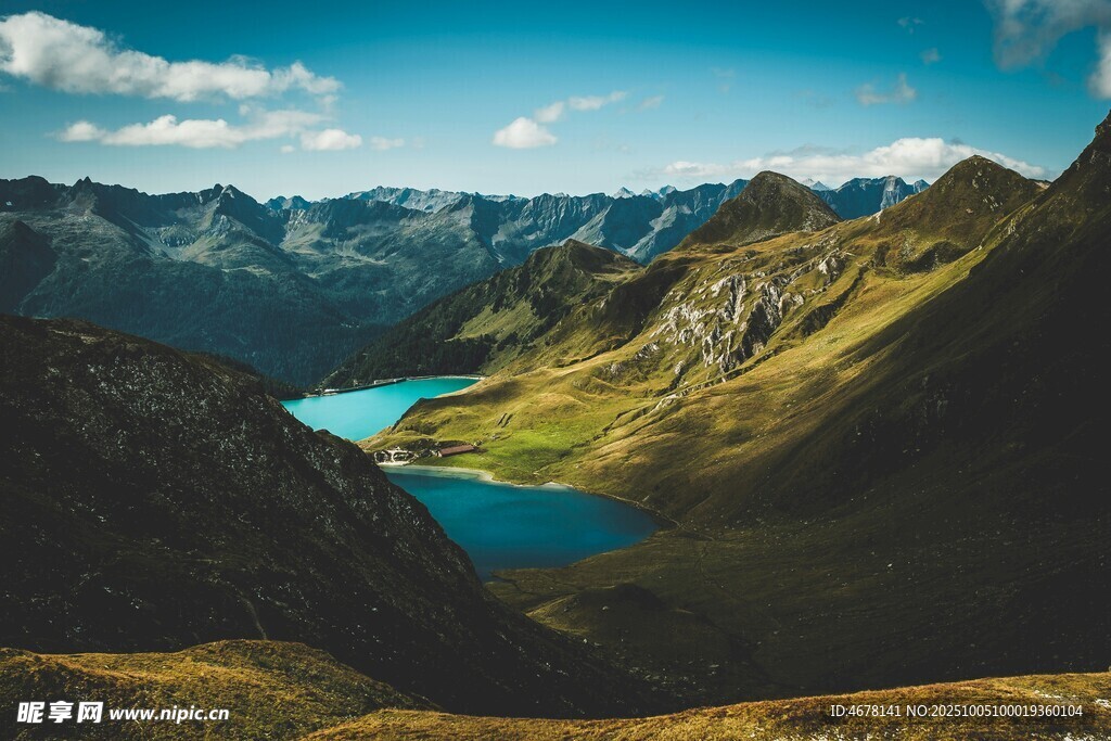 高山间的幽蓝湖泊美景