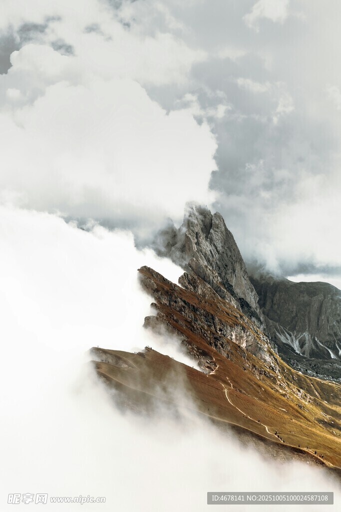 云雾缭绕中的巍峨山峰