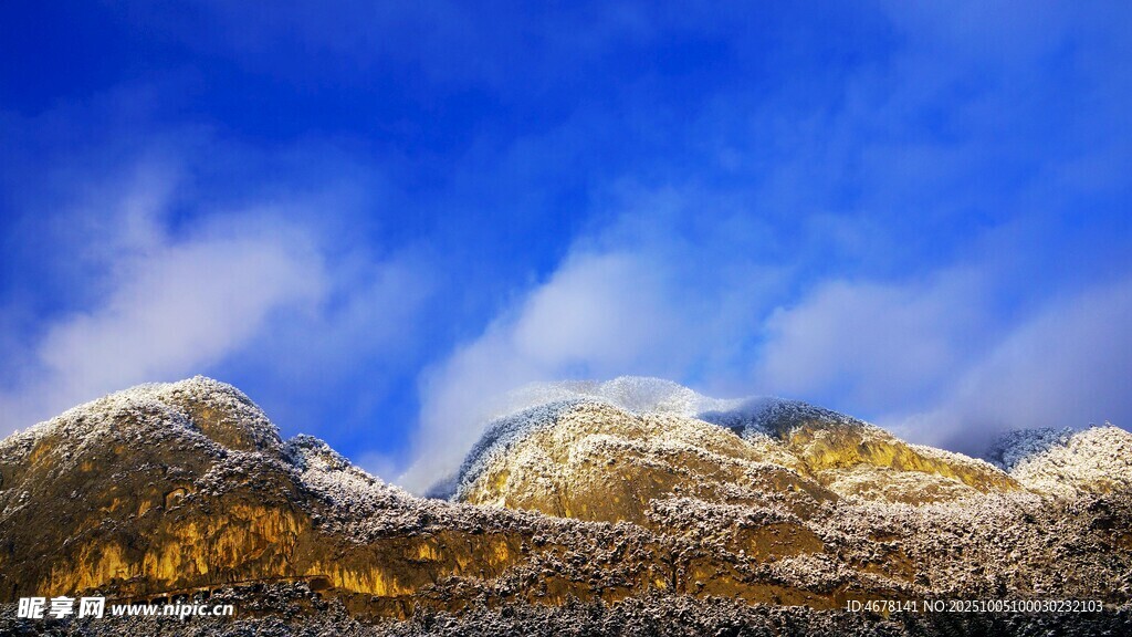 壮丽雪山蓝天美景