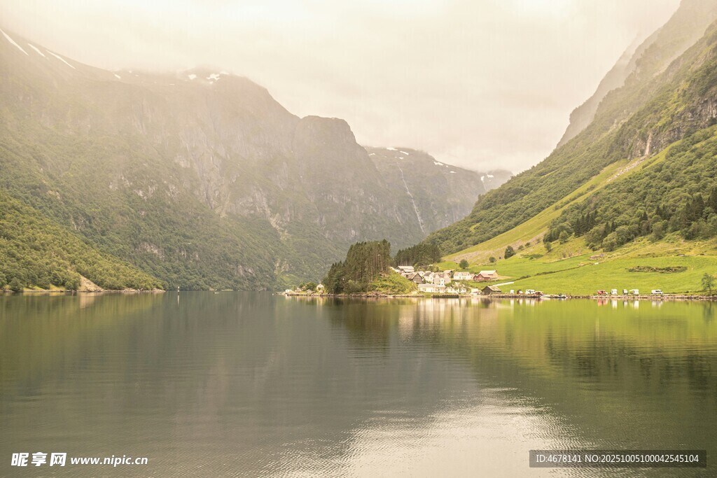 宁静山水间的美丽湖景