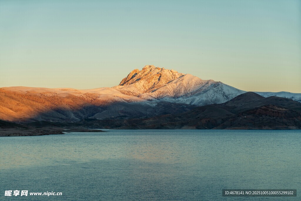 湖畔雪山壮丽美景