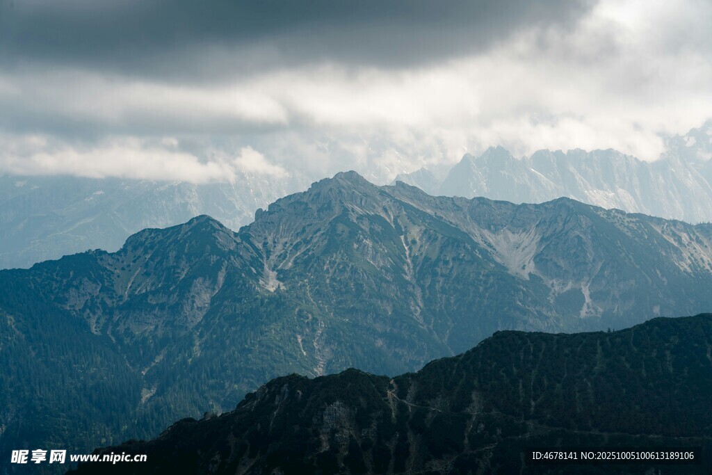壮丽山峦云雾缭绕之景