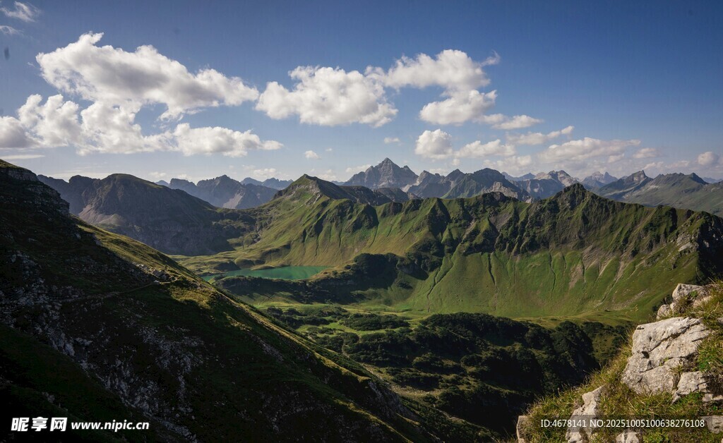山峦叠翠的壮丽自然景观