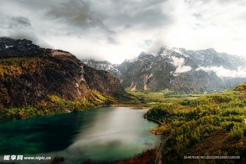 山间幽湖云雾缭绕之景