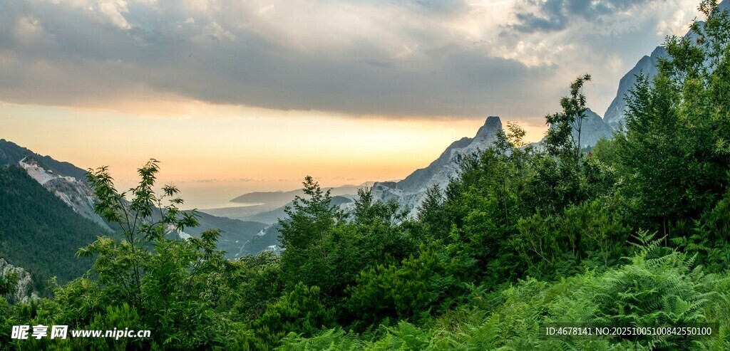 山间日暮美景