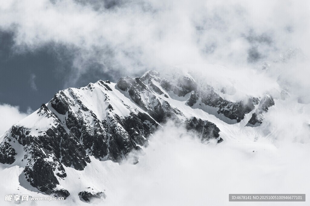 云雾缭绕的巍峨雪山