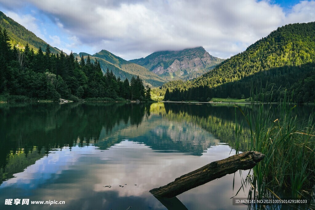 宁静山湖美景