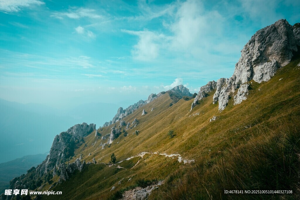 山间美景蓝天白云下的山峦